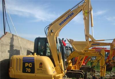 二手挖掘機選購指南 上海功勤工程機械為您提供全國包運的優質二手60、70、120、200型挖掘機